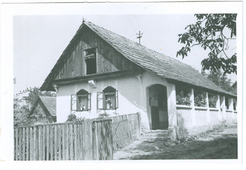 Kuća Franje Bužak - drvena od pljitera, dalje podzidana ciglom.