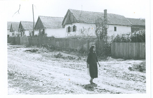 Selo - snimljeno odozdo prema gore, žena prolazi selom