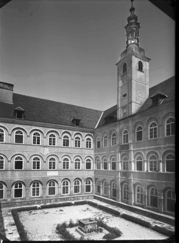 Dvorac Drašković (Klenovnik) : dvorište sa zvonikom