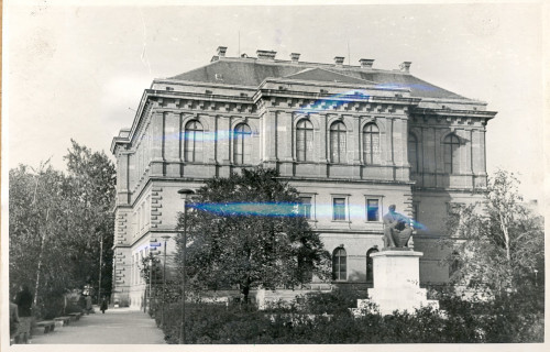 Palača Hrvatske akademije znanosti i umjetnosti, pogled sa Strossmayerovog trga sa spomenikom J. J. Strossmayera